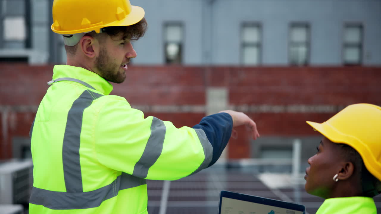 trabajadores de la construcción en un sitio en construcción