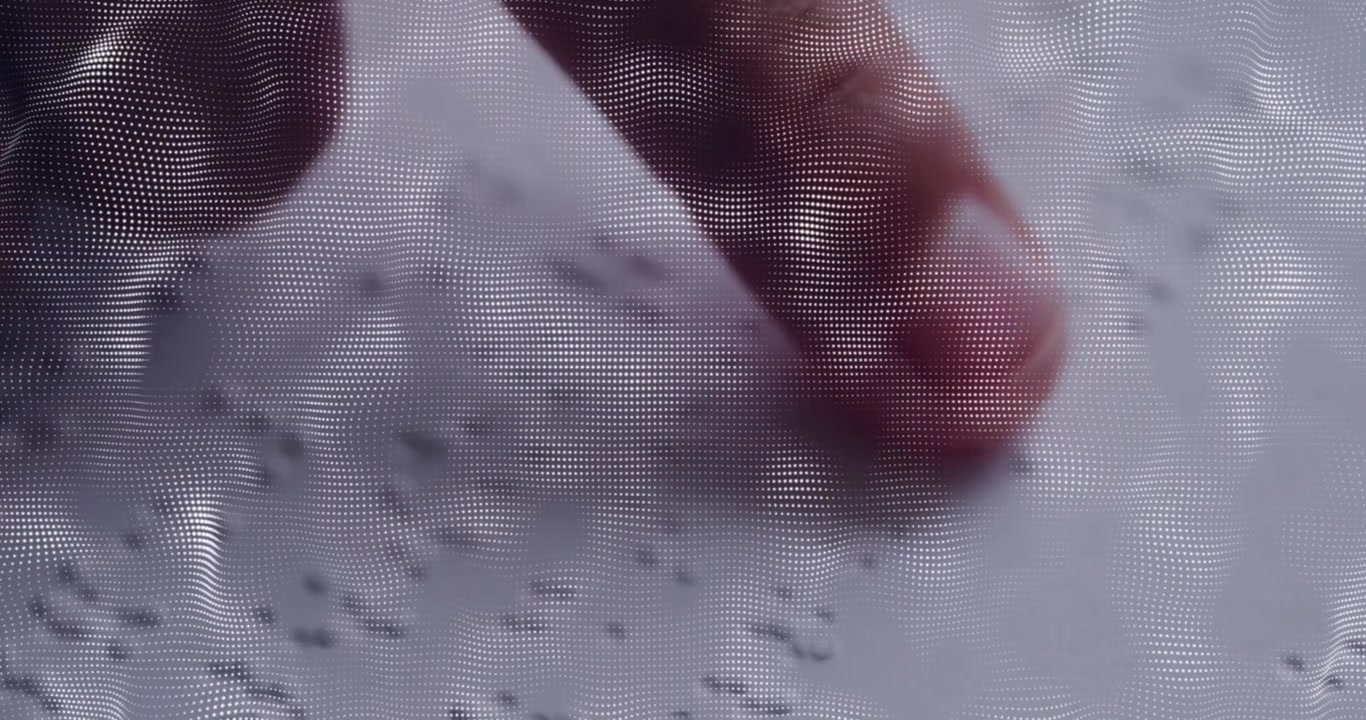 Polpastrello che si muove dall'alto a sinistra, toccando il braille e tracciando i punti da sinistra a destra, fermandosi per leggere.