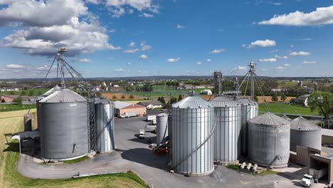 Aufsteigende-Drohnenaufnahme,-Die-Silos-In-Einer-Steinbruchfabrik-In-Der-Amerikanischen-Landschaft-Zeigt