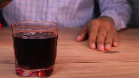 vertiendo refresco en un vaso