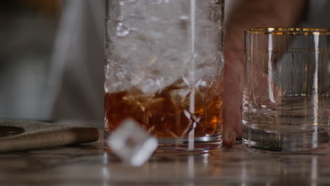 Bartender-stirring-an-old-fashioned-in-a-mixing-glass