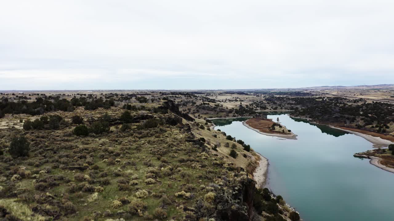 Ripresa aerea da drone della ripida scogliera del Massacre Rocks State Park nell'Idaho meridionale