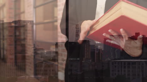 hombre de negocios estrechando la mano con una abogada sosteniendo un libro de leyes, sobre el paisaje urbano