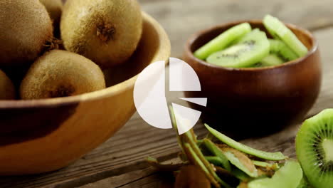 animación de tarta sobre frutas de kiwi frescas en cuencos de madera en una mesa rústica
