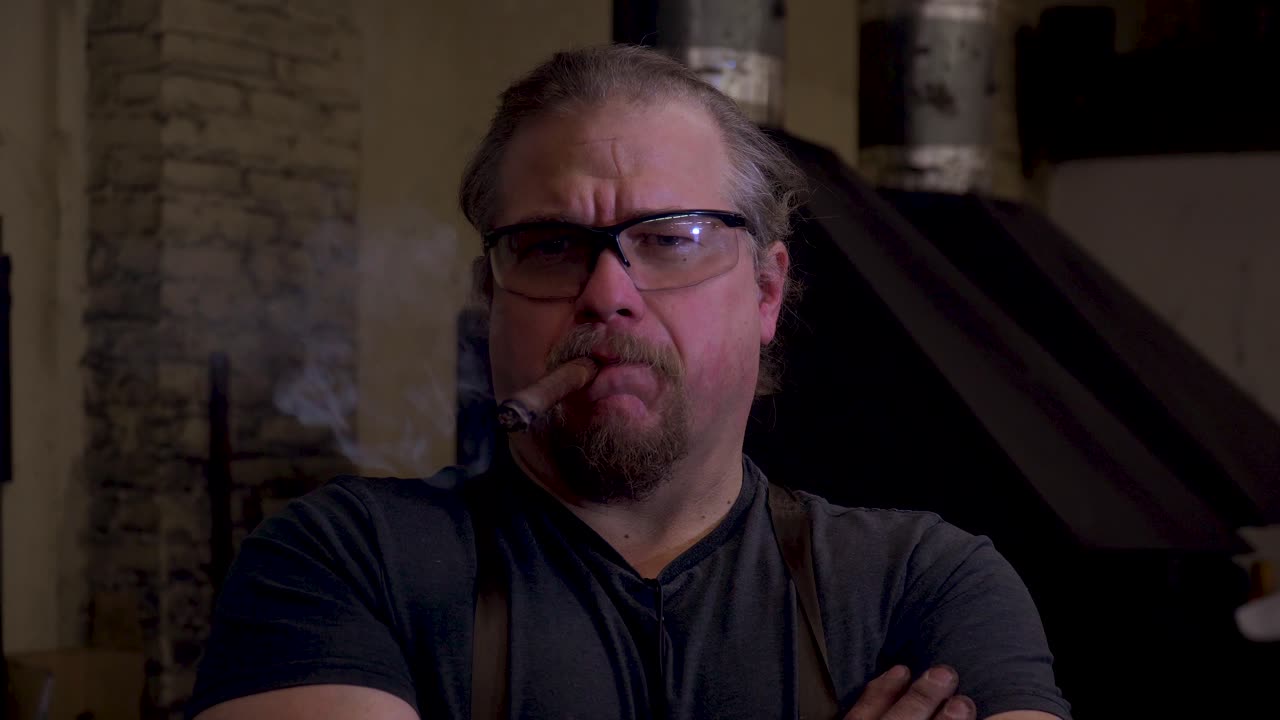 forja de metal de herrero en 4k