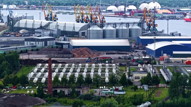 Silos per cereali e impianto di movimentazione nel porto marittimo. Ripresa aerea.