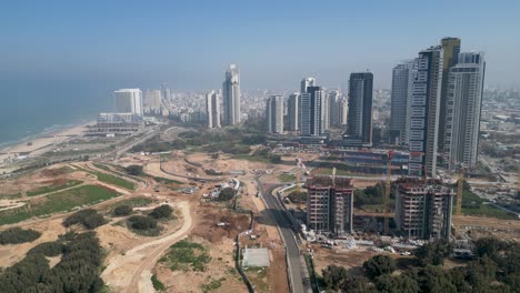 desarrollo urbano- ciudad de bat yam- israel- desde una vista de pájaro- drone 4k video