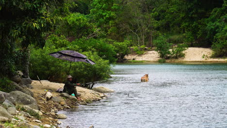 Trapo-Indígena-Lai-Hombre-Pescando-En-El-Río-Con-Vaca-Bañándose-En-La-Distancia-En-Vietnam