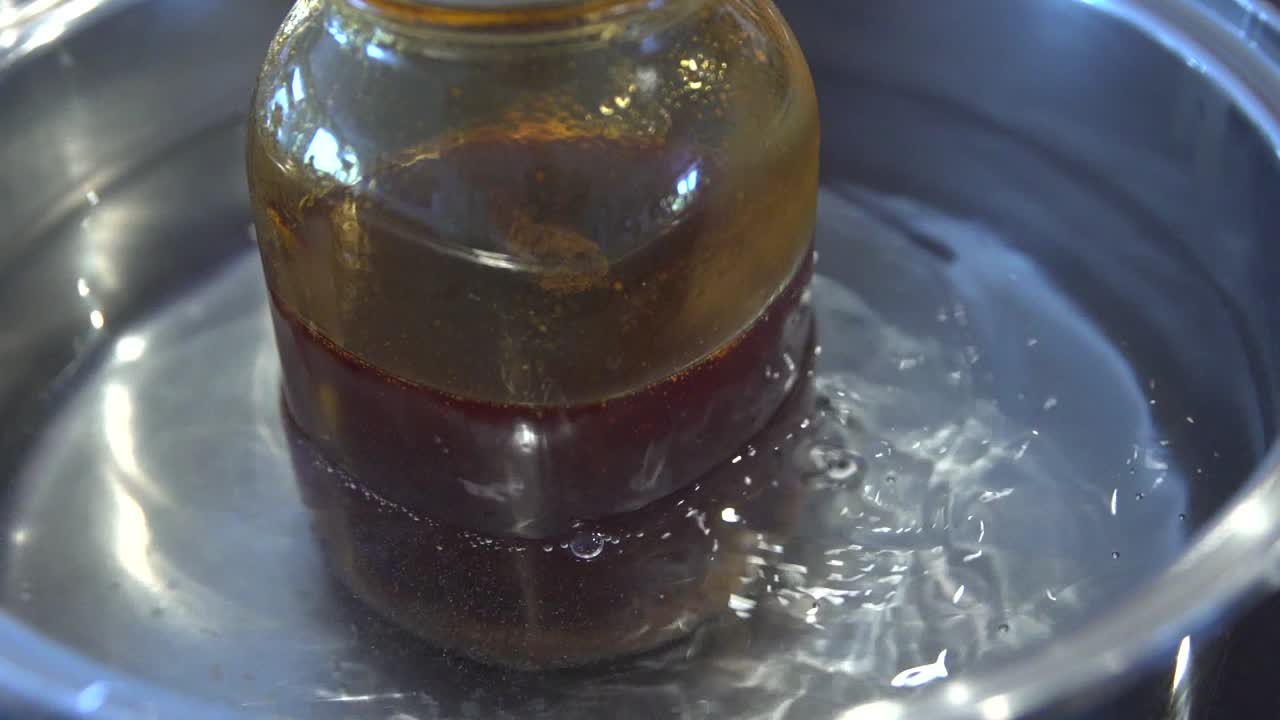 trozos de cogollos de marihuana hervidos con aceite de oliva de coco para salve de cannabis