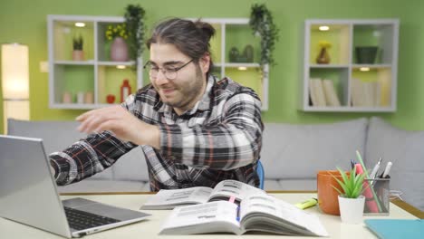 un joven estudiante exitoso y confiado.