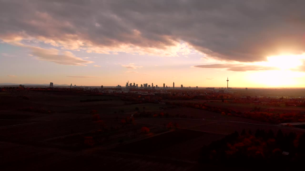 저 멀리 스카이라인이 드러나면서 점점 더 빠르게 떠오르는 석양