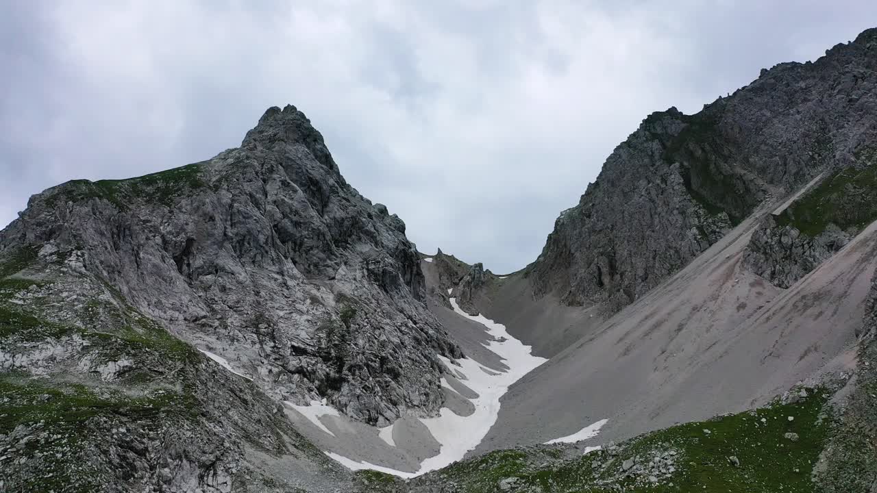 picos dobles alpes austríacos caída de nieve