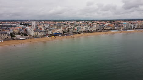 playa y costa de saint-malo, francia. antena hacia atrás
