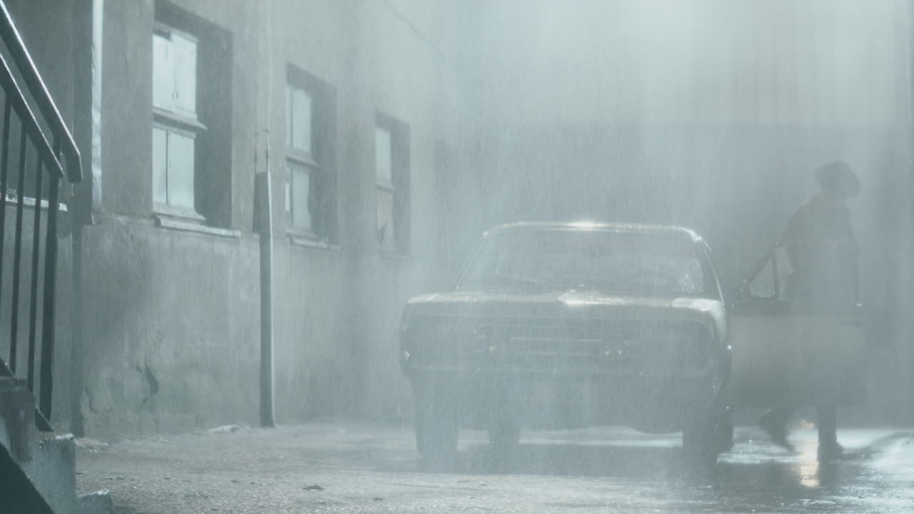 뒷 골목에서 비가 오는 밤