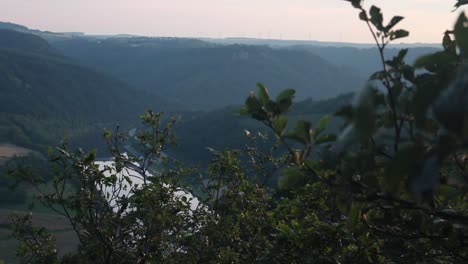 Ruhige-Aufnahme-Entfernter-Landschaften-An-Einem-Sommertag-Bei-Sonnenuntergang