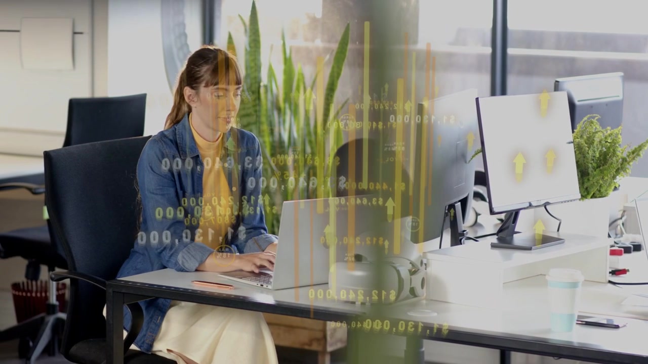 Tocco sul tablet, inquadratura che si sposta a sinistra su una donna che digita al PC, analizzando dati aziendali sotto una sovrapposizione gialla.