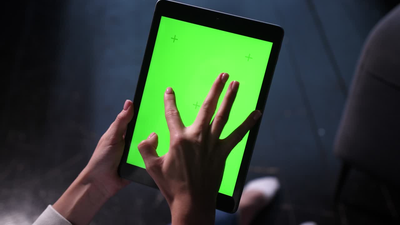 la pantalla verde de la llave de croma de la tableta del ipad. los toques femeninos, los golpes, los deslizamientos.