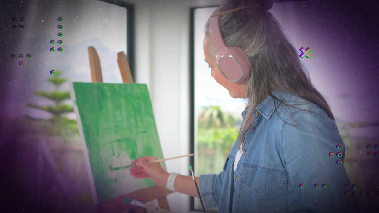 Donna che dipinge al cavalletto vicino alla finestra, il pennello che tocca la tela, con sovrapposizioni animate che iniziano ad affinare l'opera d'arte.