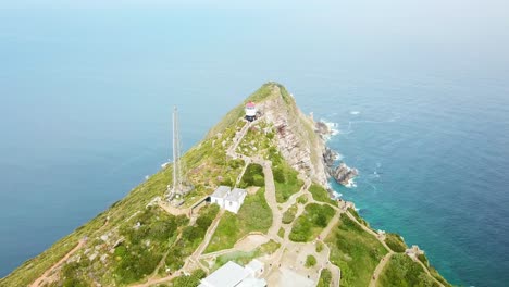 Una-Notable-Toma-Aérea-Del-Cabo-De-Buena-Esperanza-Y-Cabo-Point-Donde-Los-Océanos-índico-Y-Atlántico-Se-Encuentran-En-El-Extremo-Sur-De-Sudáfrica-1