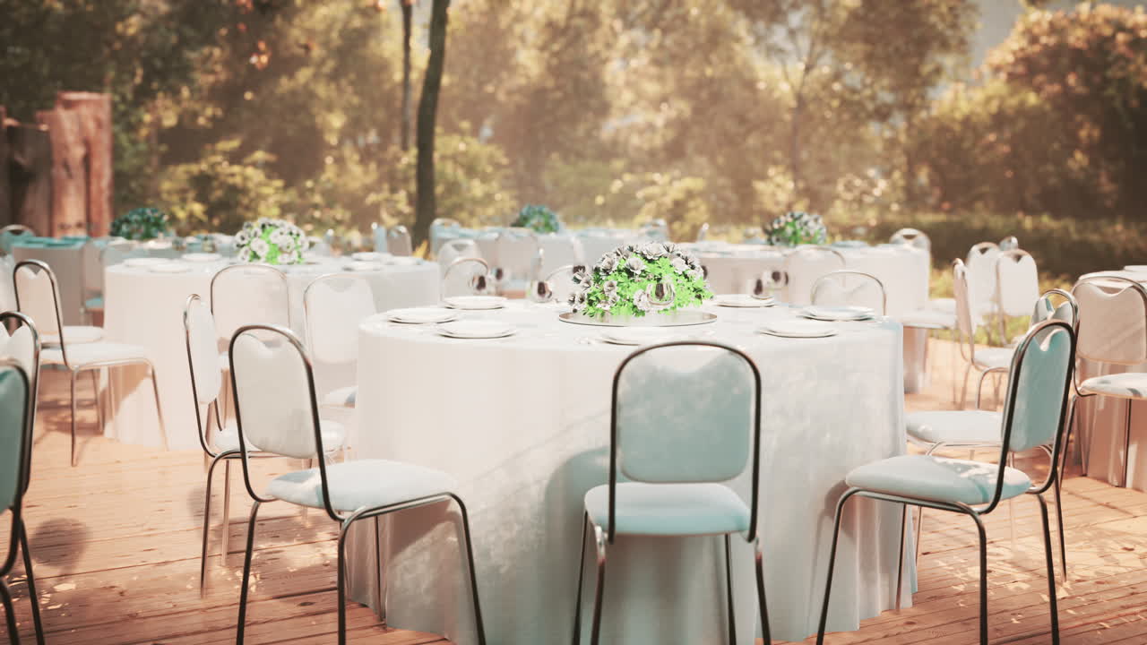 terraza vacía y patio de un restaurante de bar