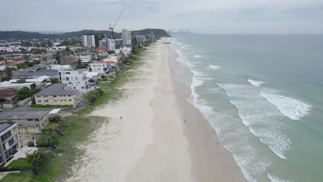 Vista-Aérea-De-La-Costa-Arenosa-Y-El-Océano-En-Palm-Beach-En-Gold-Coast,-Queensland,-Australia---Disparo-De-Drones