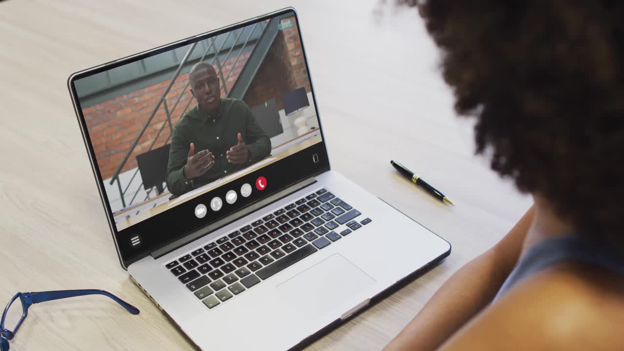animación de una mujer afroamericana haciendo una videollamada en una computadora portátil