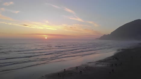 la costa de oregón aérea al atardecer