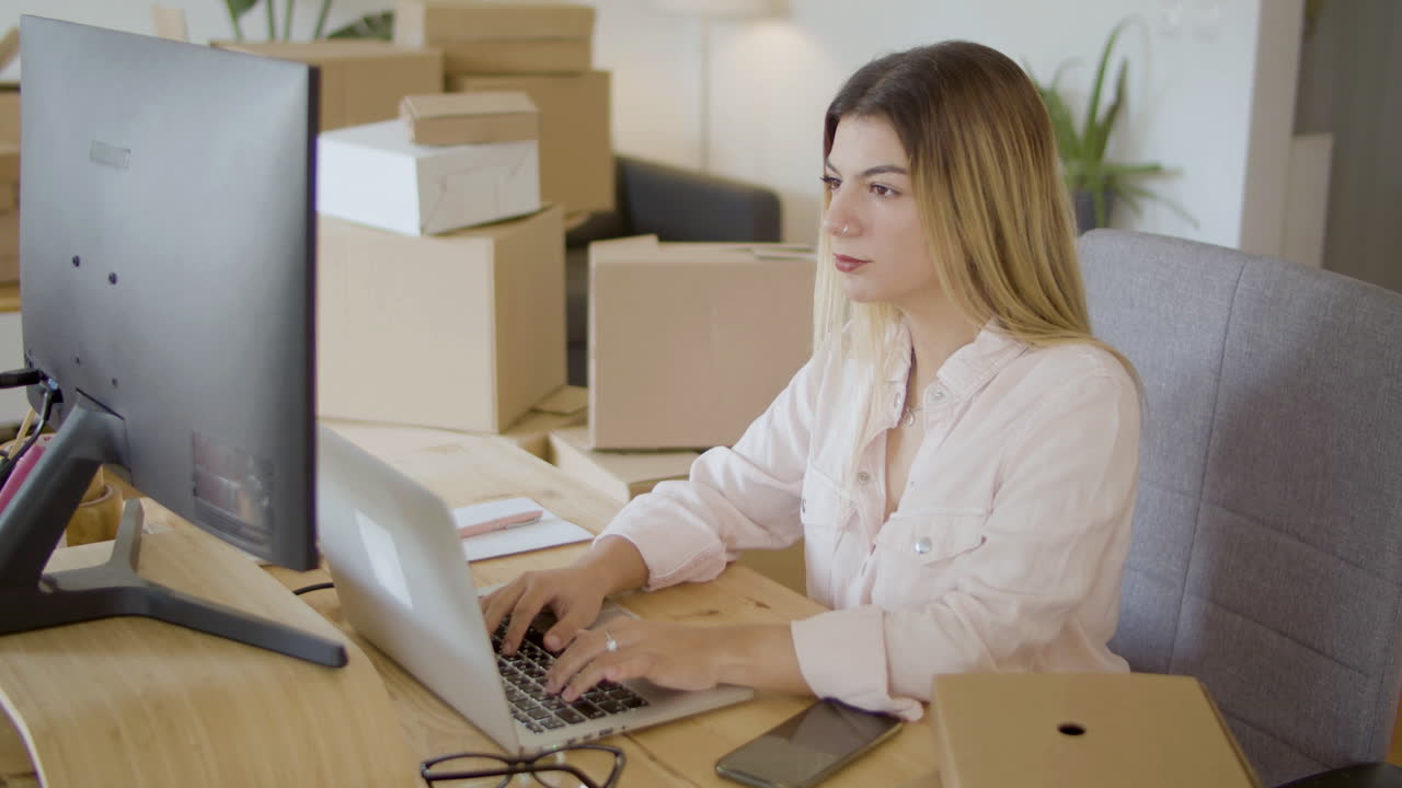 привлекательная женщина-предприниматель, работающая на дому