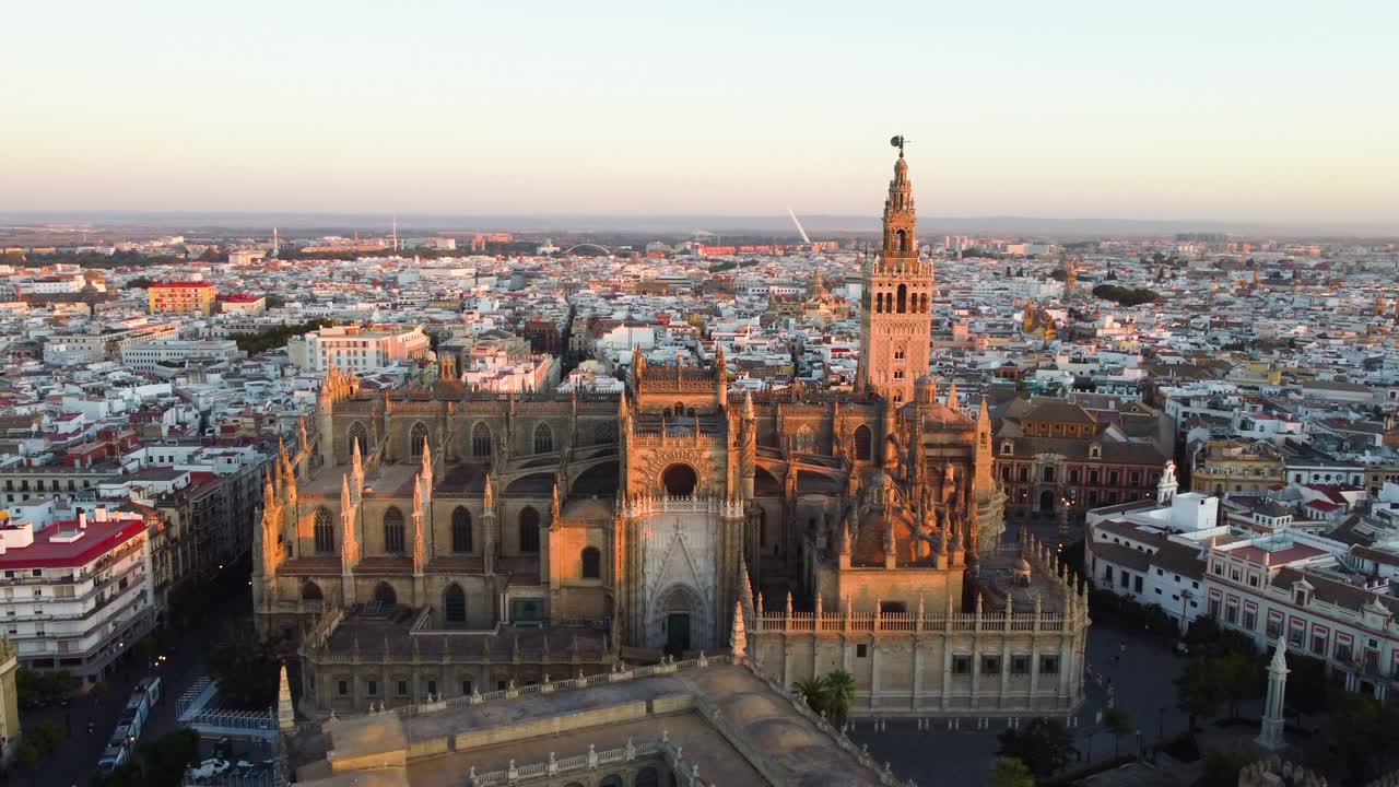 Catedral de Sevilla. Toma de dron de la hermosa ciudad española de Sevilla al amanecer, UHD, 4K.