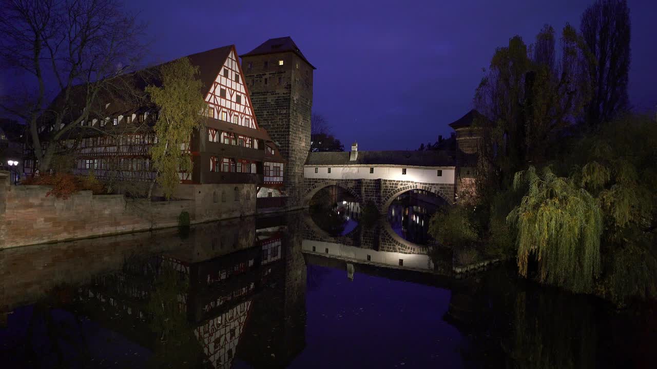 vista nocturna de nuremberg con el famoso museo histórico hankerhaus