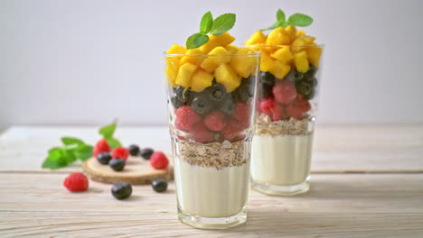 mango, frambuesa y arándano caseros con yogur y granola - estilo de comida saludable