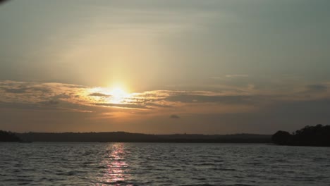 Gleiten-Sie-über-Das-Wasser-Und-Genießen-Sie-Die-Atemberaubende-Aussicht-Auf-Den-Sonnenuntergang-Von-Einer-Fähre-In-Panjim-Aus