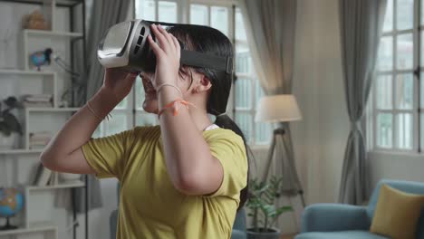 chica usando auriculares de realidad virtual en casa