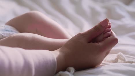 Detail-of-mother-holding-feet-of-the-toddler