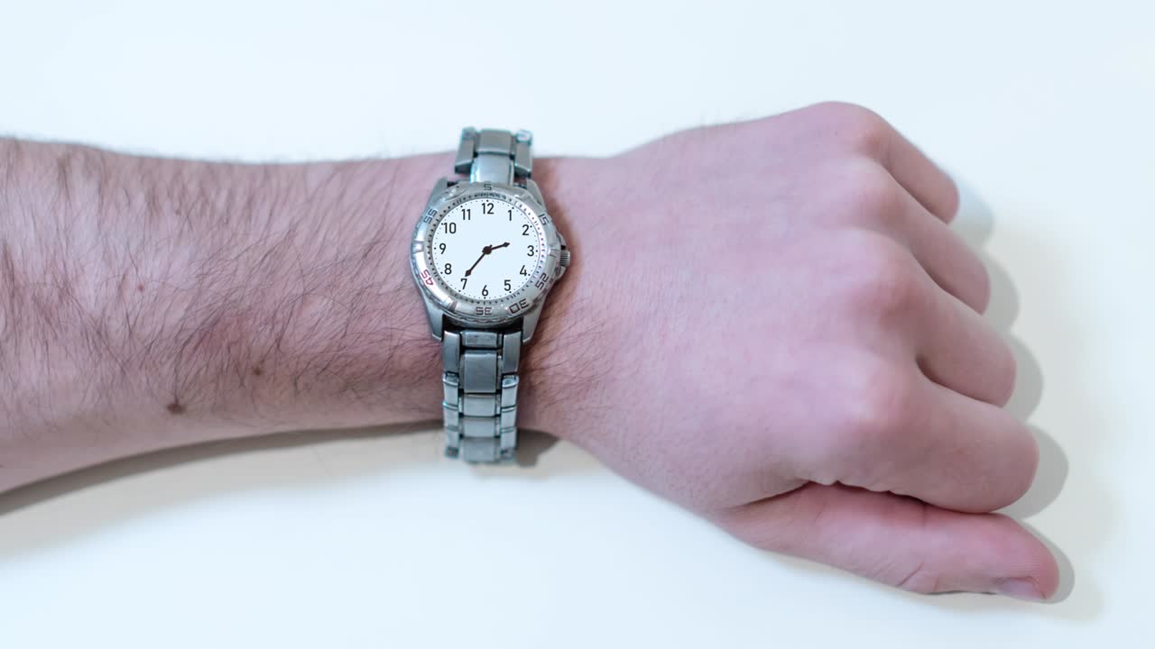 reloj de muñeca en timelapse en la mano