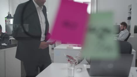día de trabajo en la oficina, todo el mundo está involucrado en el trabajo