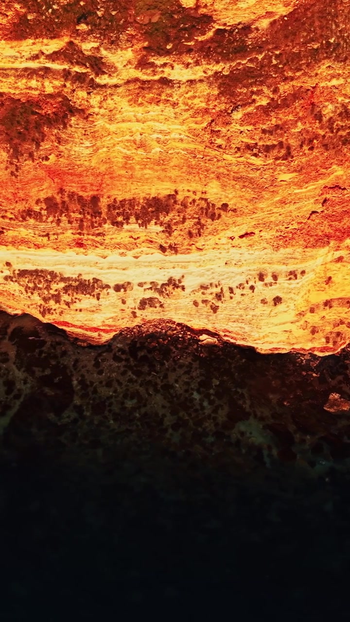 Atemberaubende Küstenansicht bei Sonnenuntergang mit Klippen und Ozeanwasser im Fokus