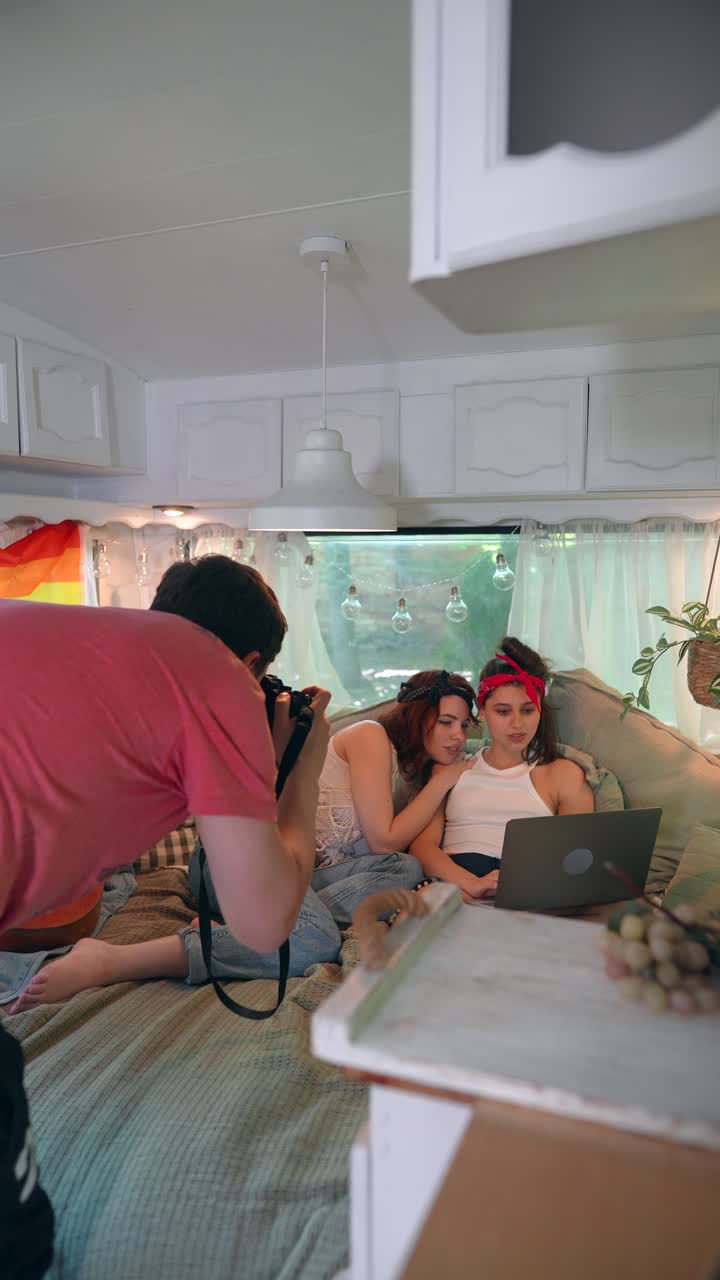 친구 들 이 캠퍼 밴 에서 사진 을 찍고 있다