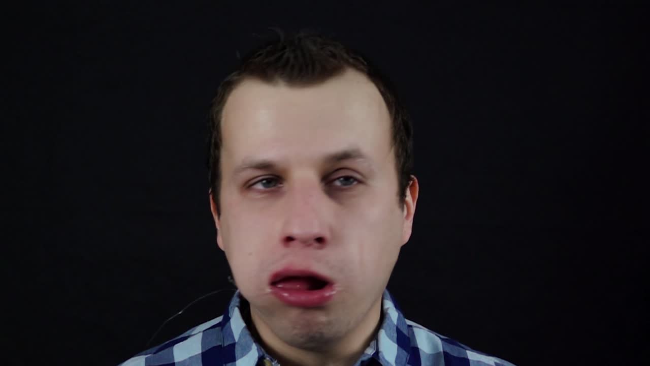 hombre experimentando una reacción extraña a algo