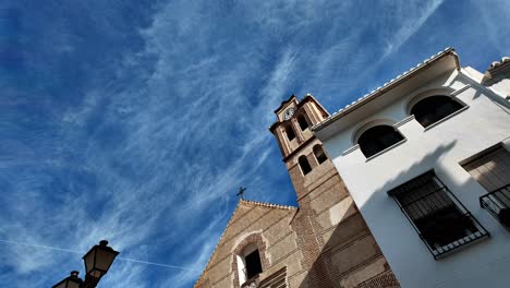 Leichte-Wolken-Ziehen-über-Den-Spanischen-Uhrturm-Im-Zeitraffer