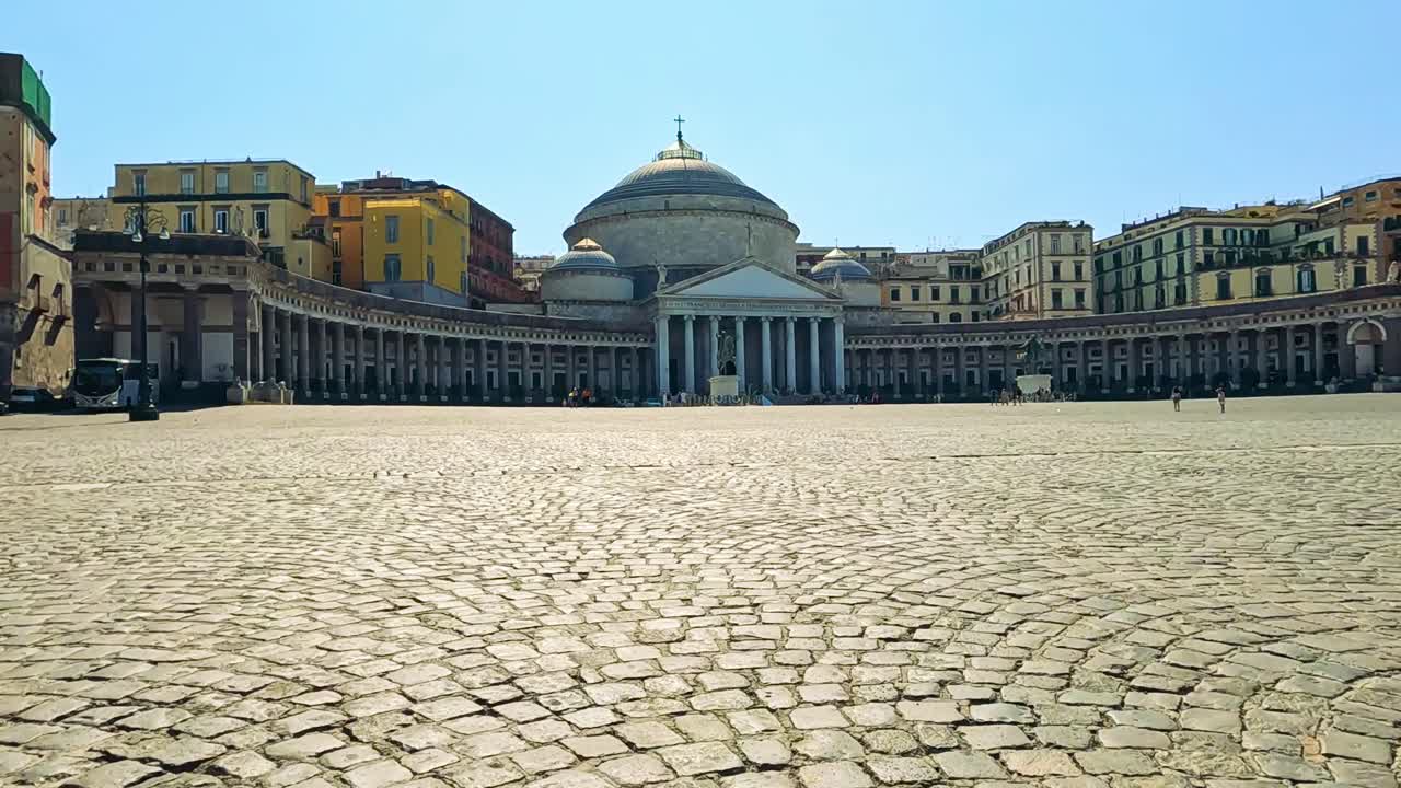 역사적인 나폴리 광장에서 이 비는 날