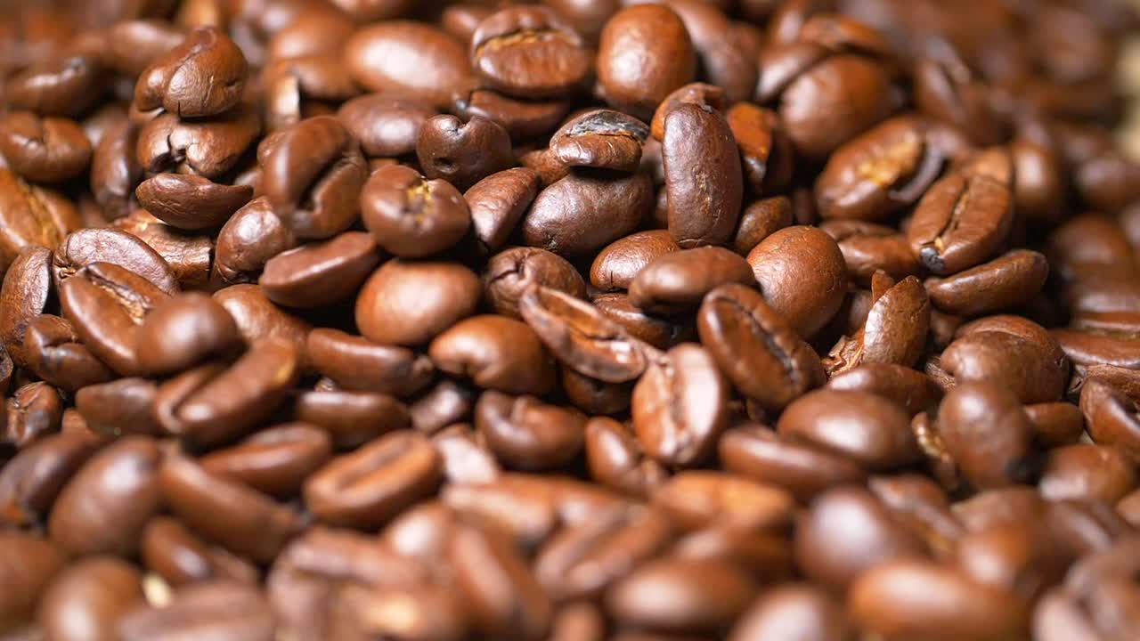 vista ravvicinata dei chicchi di caffè marroni tostati