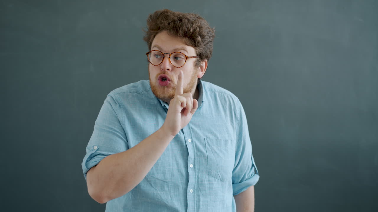 hombre pidiendo silencio