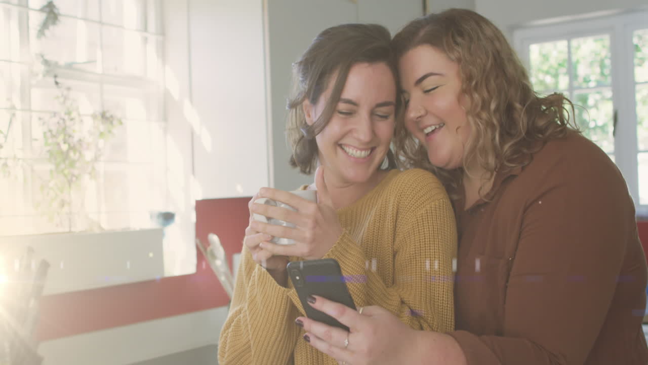 animación de la luz sobre una feliz pareja gay caucásica