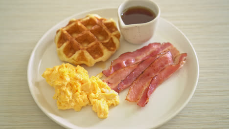 scrambled-egg-with-bacon-and-waffle-for-breakfast