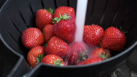 Frische-Reife-Rote-Erdbeeren,-Die-In-Einer-Küchenumgebung-Gewaschen-Und-Mit-Zucker-Bestreut-Werden