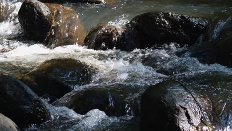 Agua-Que-Fluye-A-Través-De-Rocas-Haciendo-Sonidos-De-Agua-Y-Burbujas-De-Agua-Blanca