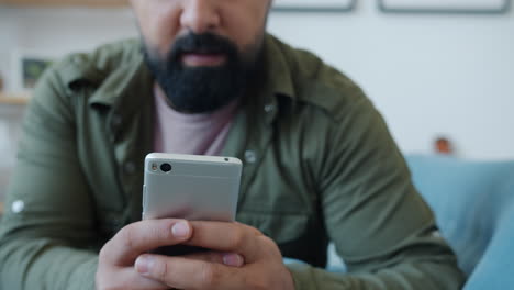 hombre usando un teléfono inteligente