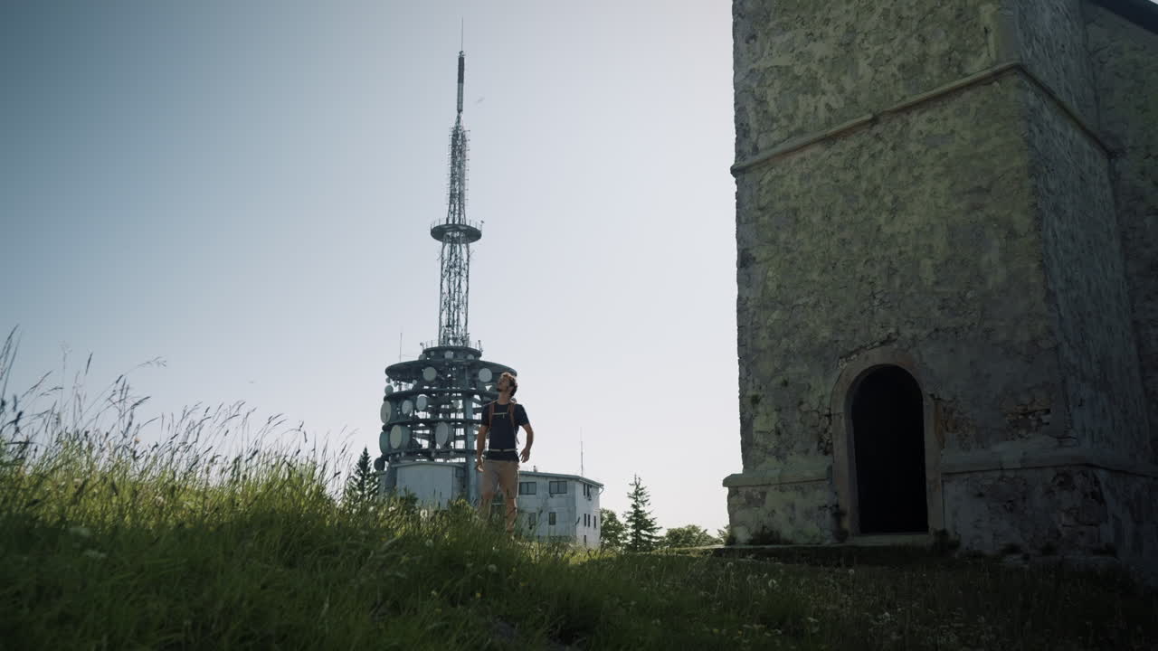 인간의 잔디 사이에서 낮은 재귀 샷