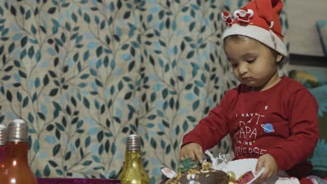 Lindo-Bebé-Disfrutando-De-La-Celebración-De-Nochebuena-En-Casa-Por-La-Noche-Desde-Un-ángulo-Diferente